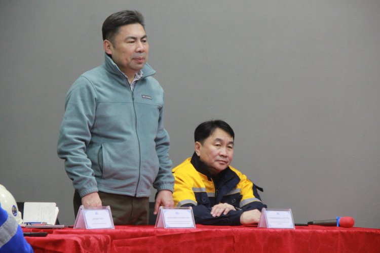 Монгол Улсын Их Хурлын гишүүн, Монгол Улсын Их Хурлын Төсвийн байнгын хорооны дарга Нанзадын Наранбаатар, Монгол Улсын Их хурлын гишүүн Болдын Уянга нар Шивээ Овоо уурхайд ажиллаа.